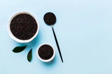 Kase içinde kinoa tohumu ve renkli arka planda kaşık. Küçük kasede sağlıklı kinwa. Sağlıklı süper yiyecekler.