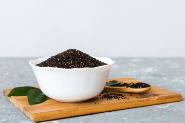 Kase içinde kinoa tohumu ve renkli arka planda kaşık. Küçük kasede sağlıklı kinwa. Sağlıklı süper yiyecekler.