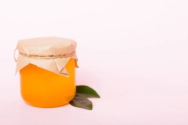 Renkli arkaplan görünümünde yapraklı bal ve bal kaplamalı bal metin ile üst görünüm.