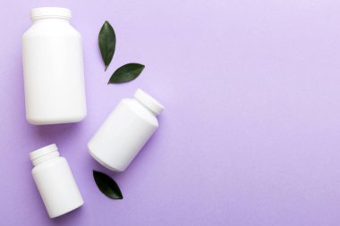 İlaçlar, ilaç şişesi, sağlık ve tıbbi destek. Vitamin hapları. Yeşil yapraklı vitaminler, doğal organik biyo takviyeler, fotokopi alanı..