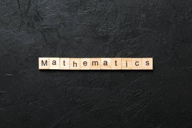 Tahta bloğa yazılmış matematik kelimesi. Matematik metni desing için çimento tablo üzerinde, konsept.