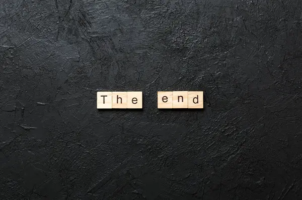 Tahta blokta yazan son kelime. Deksing, konsept için çimento masadaki son metin.