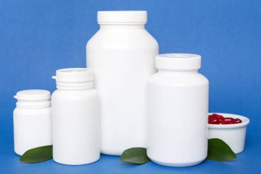 farklı ilaçlar ve ilaç şişesi sağlık hizmeti ve tıbbi destek hapları. Vitamin hapları. Masa arkasında renkli haplar olan bir şişe. Multivitaminler.