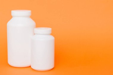 İlaçlar, ilaç şişesi, sağlık ve tıbbi destek. Vitamin hapları. Yeşil yapraklı vitaminler, doğal organik biyo takviyeler, fotokopi alanı..