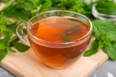 Arka planda bir fincan nane çayı. Fotokopi alanı ile taze nane görünümlü yeşil çay.