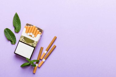 Bir paket mentollü sigara ve renkli masada taze nane şekeri, mentollü sigaralar düz yerde yatıyordu..