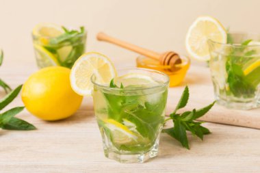 Mojito kokteyli. Limonlu, limonlu ve naneli mojito kokteylini uzun bir bardakta sopayla tazeliyorum..