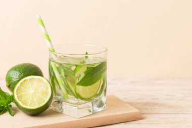 Mojito kokteyli. Limonlu, limonlu ve naneli mojito kokteylini uzun bir bardakta sopayla tazeliyorum..