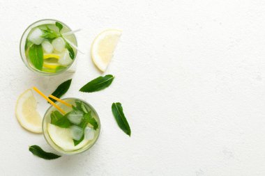 Caipirinha, Mojito kokteyli, limonlu votka veya soda, masa arkasında nane ve saman. Naneli, limonlu, cam manzaralı, ferahlatıcı bir içecek..