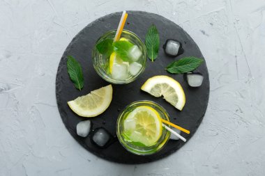 Caipirinha, Mojito kokteyli, limonlu votka veya soda, masa arkasında nane ve saman. Naneli, limonlu, cam manzaralı, ferahlatıcı bir içecek..