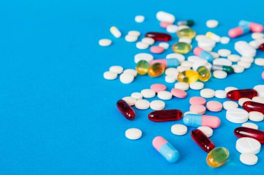 Bir çok farklı renkli ilaç ve hapların bakış açısı farklı. Renkli arkaplanda bir sürü hap.