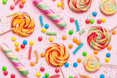 Lezzetli İştah açıcı Parti Aksesuarları Mutlu Yıllar Tatlı. Renkli arkaplanda farklı tipte şekerler, kopyalama alanı. Renkli doğum günü partisi geçmişi.