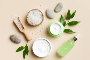 Hindistan cevizi yağı dolu kavanozlar ve renkli arka planda kozmetik kremi. Üst Manzara. Metnin için boş yer. Doğal spa Hindistan cevizi kozmetik ve organik tedavi konsepti Hindistan cevizi spa bileşimi.