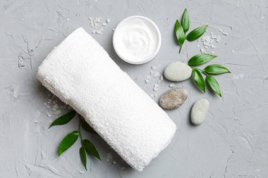 Hindistan cevizi yağı dolu kavanozlar ve renkli arka planda kozmetik kremi. Üst Manzara. Metnin için boş yer. Doğal spa Hindistan cevizi kozmetik ve organik tedavi konsepti Hindistan cevizi spa bileşimi.