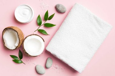 Hindistan cevizi yağı dolu kavanozlar ve renkli arka planda kozmetik kremi. Üst Manzara. Metnin için boş yer. Doğal spa Hindistan cevizi kozmetik ve organik tedavi konsepti Hindistan cevizi spa bileşimi.