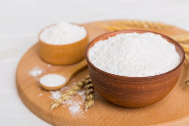 Tahta kasede buğday unu ve renkli arka planda buğday dikenleri. dünya buğday krizi.