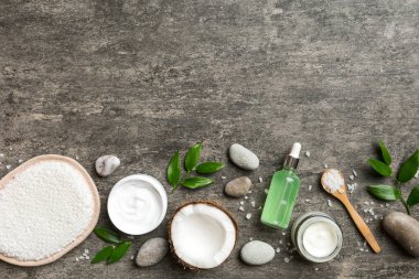 Hindistan cevizi yağı dolu kavanozlar ve renkli arka planda kozmetik kremi. Üst Manzara. Metnin için boş yer. Doğal spa Hindistan cevizi kozmetik ve organik tedavi konsepti Hindistan cevizi spa bileşimi.