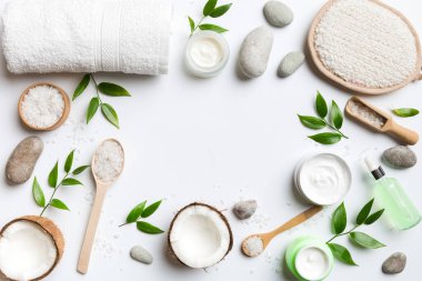 Hindistan cevizi yağı dolu kavanozlar ve renkli arka planda kozmetik kremi. Üst Manzara. Metnin için boş yer. Doğal spa Hindistan cevizi kozmetik ve organik tedavi konsepti Hindistan cevizi spa bileşimi.