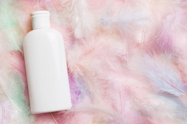 Spa kozmetik ürünleri, krem şişeleri, markalaşma modelleri, tüylü üst manzara. Düz yatıyordu.