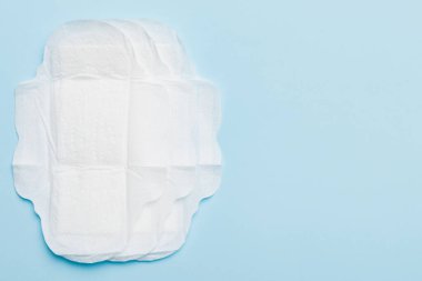 Kadın hijyen ürünleri ya da renkli arka planda hijyenik ped. Pastel renk. - Yakın çekim. Mesaj için boş bir yer. Kadın günlük hijyeni..