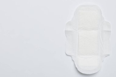 Kadın hijyen ürünleri ya da renkli arka planda hijyenik ped. Pastel renk. - Yakın çekim. Mesaj için boş bir yer. Kadın günlük hijyeni..