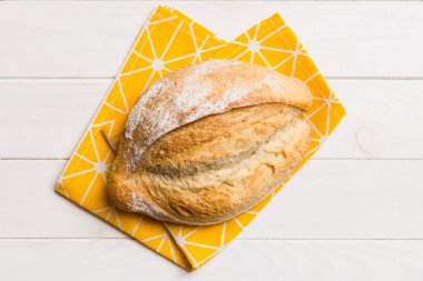 Köy manzaralı peçeteli taze pişmiş lezzetli Fransız ekmeği. Sağlıklı beyaz ekmek..