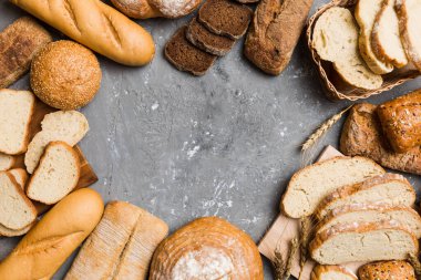 Ev yapımı doğal ekmek. Arka plan olarak farklı taze ekmek türleri, kopya alanı ile üst görünüm.