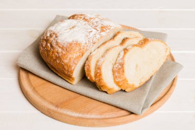 Köy manzaralı peçeteli taze dilimlenmiş ekmek çeşitleri. Sağlıklı mayasız ekmek. Fransız ekmeği dilimi.