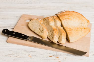 Köy manzaralı peçeteli taze dilimlenmiş ekmek çeşitleri. Sağlıklı mayasız ekmek. Fransız ekmeği dilimi.