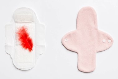 Renkli, parlak, yeniden kullanılabilir adet pedleri. sıfır atık kadın dönemi konsepti kopya alanı ile üst görünüm.