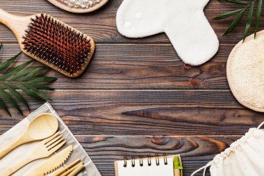 Sıfır atık. Çevre dostu günlük aksesuarlar. en üstteki görünüm.