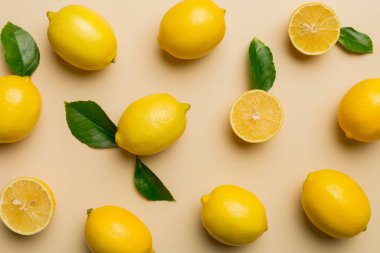 Renkli arka plan olarak pek çok taze limon, üst manzara. Limon ve limon dilimlerinin zarif arka planı Üst görünüm düz yatıyordu.