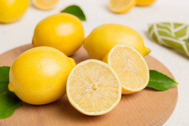 Kesme tahtasındaki taze ve olgun limonlar için fotokopi alanı olan üst manzara. Sağlıklı yemek geçmişi. Limon ve limon dilimlerinin zarif arkaplanı daha sıkan renkli arkaplan.