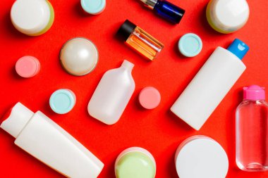 Plastik gövde bakımı şişesi düz kompozisyonu ve renkli arka plan boşluğuna kozmetik ürünler dizayn edilmişti. Beyaz Kozmetik kapları kümesi, kopya alanı ile üst görünüm.