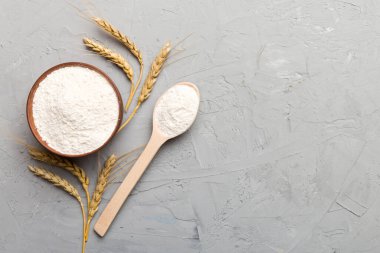 Tahta kasede buğday unu ve renkli arka planda buğday dikenleri. dünya buğday krizi.