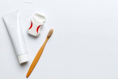 Renkli arka planda kopyalama alanı olan diş macunu ve üst görünümü. Düz yatıyordu. Diş hijyeni. Hafif arka planda ağız bakım ürünleri. Vücut bakımı kavramı.