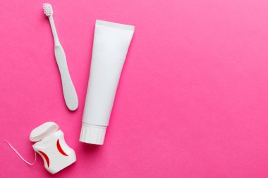 Renkli arka planda kopyalama alanı olan diş macunu ve üst görünümü. Düz yatıyordu. Diş hijyeni. Hafif arka planda ağız bakım ürünleri. Vücut bakımı kavramı.