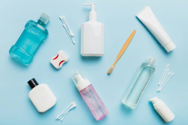 Banyo ürünleri için model düz yatak, spa jileti, diş macunu, sabun, jöle ve diğer çeşitli aksesuarlar. Cilt sağlığı için kozmetik. Logonuz için Bath Mockup.