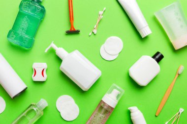 Banyo ürünleri için model düz yatak, spa jileti, diş macunu, sabun, jöle ve diğer çeşitli aksesuarlar. Cilt sağlığı için kozmetik. Logonuz için Bath Mockup.