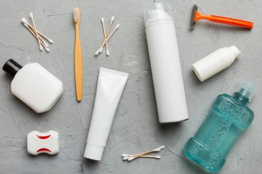 Banyo ürünleri için model düz yatak, spa jileti, diş macunu, sabun, jöle ve diğer çeşitli aksesuarlar. Cilt sağlığı için kozmetik. Logonuz için Bath Mockup.