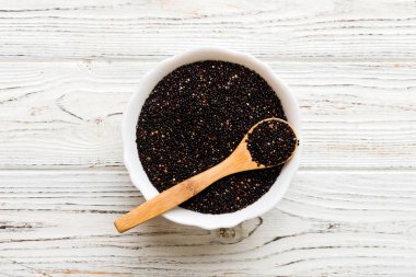 Kase içinde kinoa tohumu ve renkli arka planda kaşık. Küçük kasede sağlıklı kinwa. Sağlıklı süper yiyecekler.