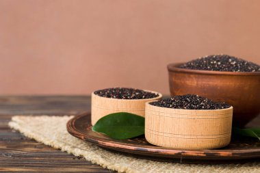 Renkli arkaplanda kinoa tohumları var. Küçük kasede sağlıklı kinwa. Sağlıklı süper yiyecekler.