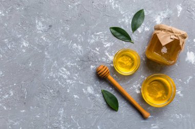 Bal kavanozu, beyaz arka plan manzaralı ve fotokopi alanı olan ahşap bal kaplama. Lezzetli bal şişesi.