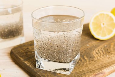 Sağlıklı kahvaltı ya da sabah chia tohumu ve limon, vejetaryen yiyecekler, diyet ve sağlık konsepti. Limonlu Chia pudingi.