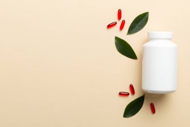farklı ilaçlar ve ilaç şişesi sağlık hizmeti ve tıbbi destek hapları. Vitamin hapları. Masa arkasında renkli haplar olan bir şişe. Multivitaminler.