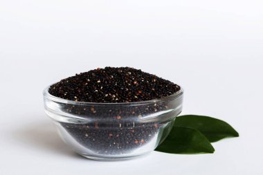 Renkli arkaplanda kinoa tohumları var. Küçük kasede sağlıklı kinwa. Sağlıklı süper yiyecekler.