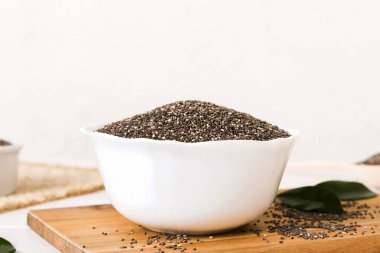 Kavanozda Chia tohumu ve renkli arka planda kaşık. Sağlıklı Salvia Hispanikleri küçük kasede. Sağlıklı süper yiyecekler.