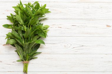 Renkli masada taze nane tomarı. Kopyalama alanı olan üst görünüm.