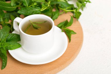 Arka planda bir fincan nane çayı. Fotokopi alanı ile taze nane görünümlü yeşil çay.