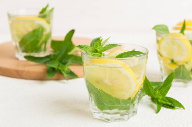 Mojito kokteyli. Limonlu, limonlu ve naneli mojito kokteylini uzun bir bardakta sopayla tazeliyorum..